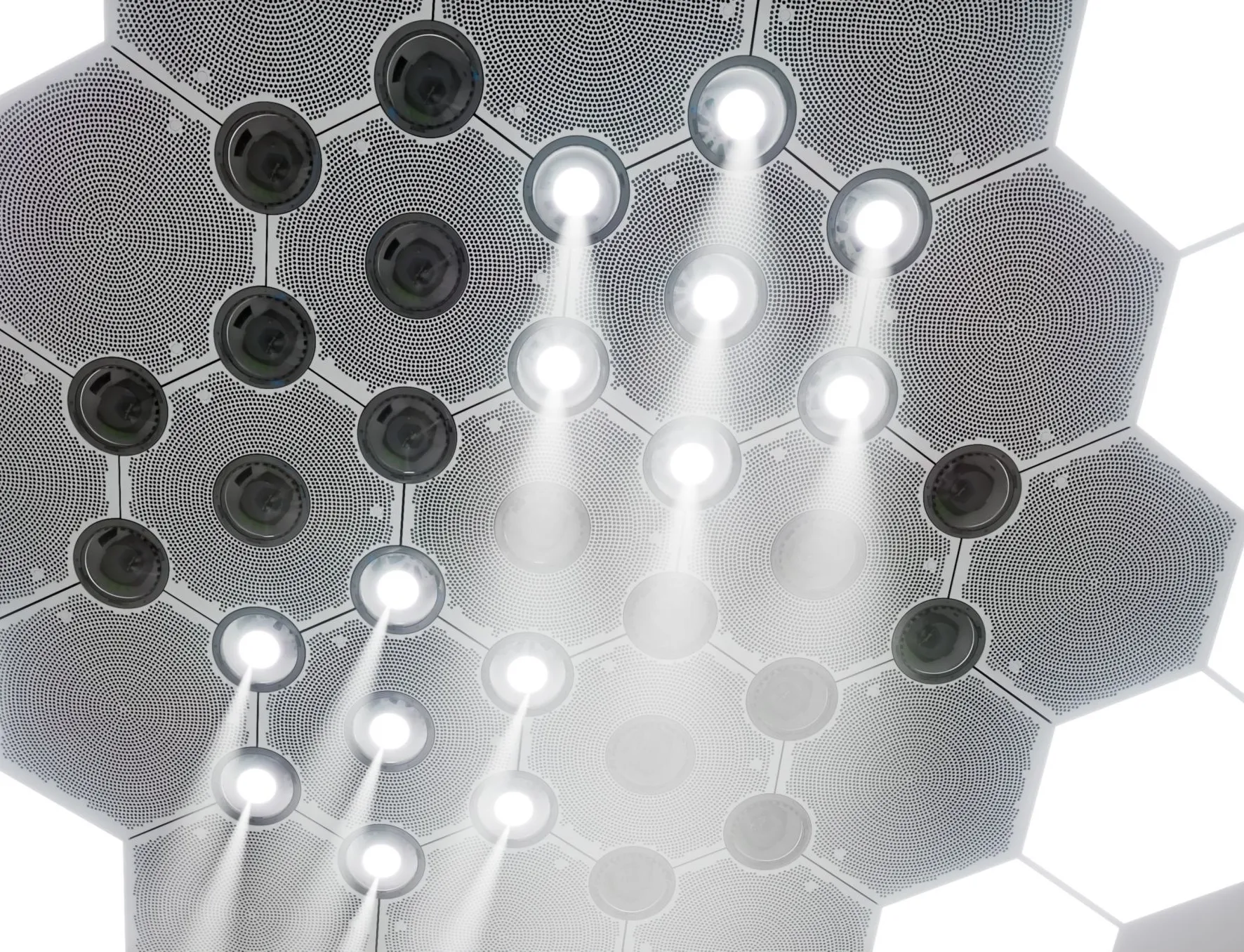 نظام إضاءة LED سداسي للسقف داخل غرفة عمليات من تنفيذ ألترافيجن